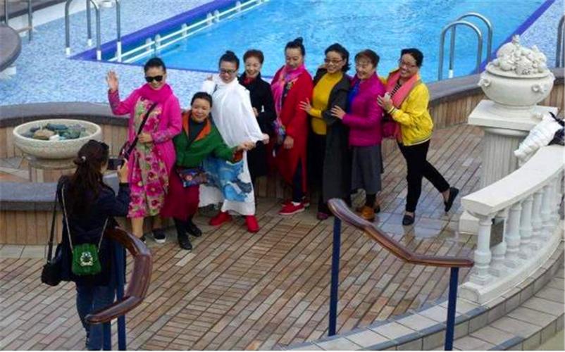 中国大妈做游轮旅行疯狂抢食海鲜旅行社抱怨将撤销此业务